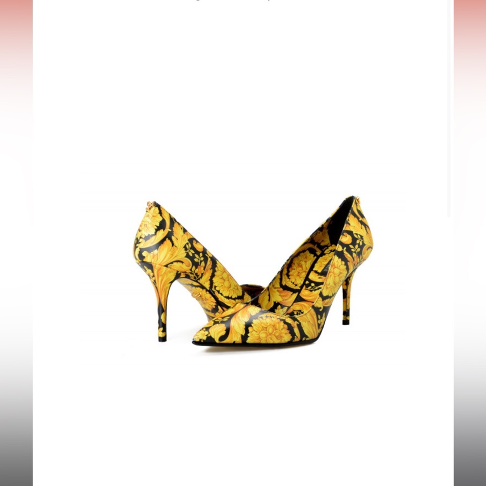 Versace New in Box Barocco Print
Heel Pumps 38 size 7.5 US